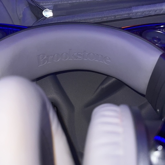 Ariana grande brooks time limited edition wireless headphones - Picture 6 of 6